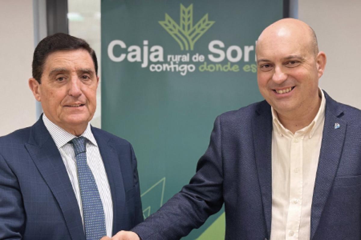 el presidente de Caja Rural de Soria, Carlos Martínez, y de Juan José Delgado Soto, miembro de la Junta Directiva del Club Voleibol Río Duero de Soria; se estrechan la mano