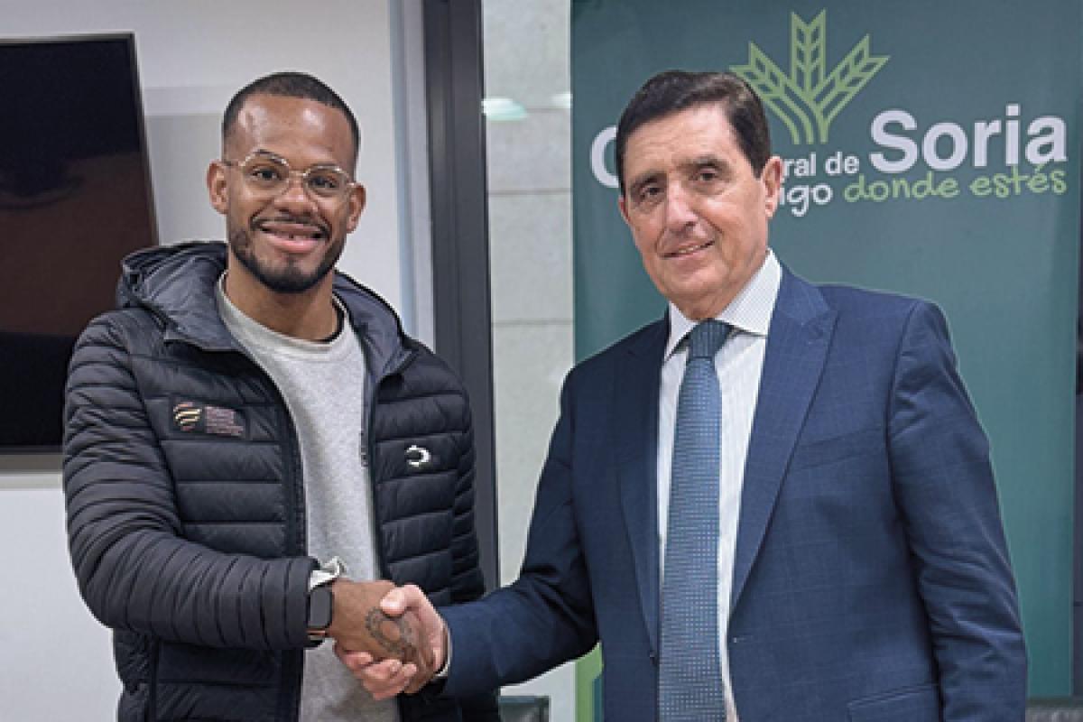 David José Pineda y Carlos Martínez, Director Caja Rural de Soria estrechan sus manos.