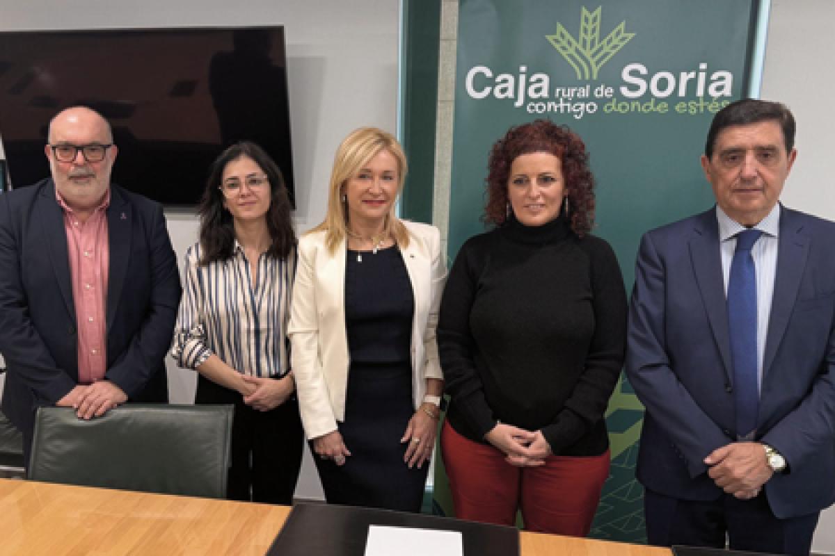 Carlos Martínez Izquierdo, presidente de Caja Rural de Soria y Belén Andreu de la Iglesia, en representación de la asociación Harmonii Coaching  junto a Blanca García, directora de la Fundación Caja Rural de Soria y Miguel Latorre, subdelegado del Gobierno en Soria