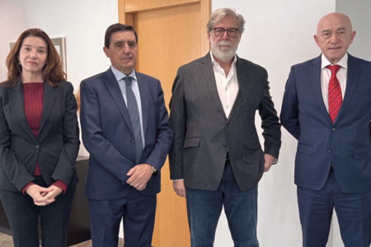presidente de Caja Rural de Soria, Carlos Martínez Izquierdo, y el presidente de FOES, Santiago Aparicio, en un encuentro en el que también han estado presentes María Ángeles Fernández, directora general de FOES, y Domingo Barca, director general de Caja Rural de Soria
