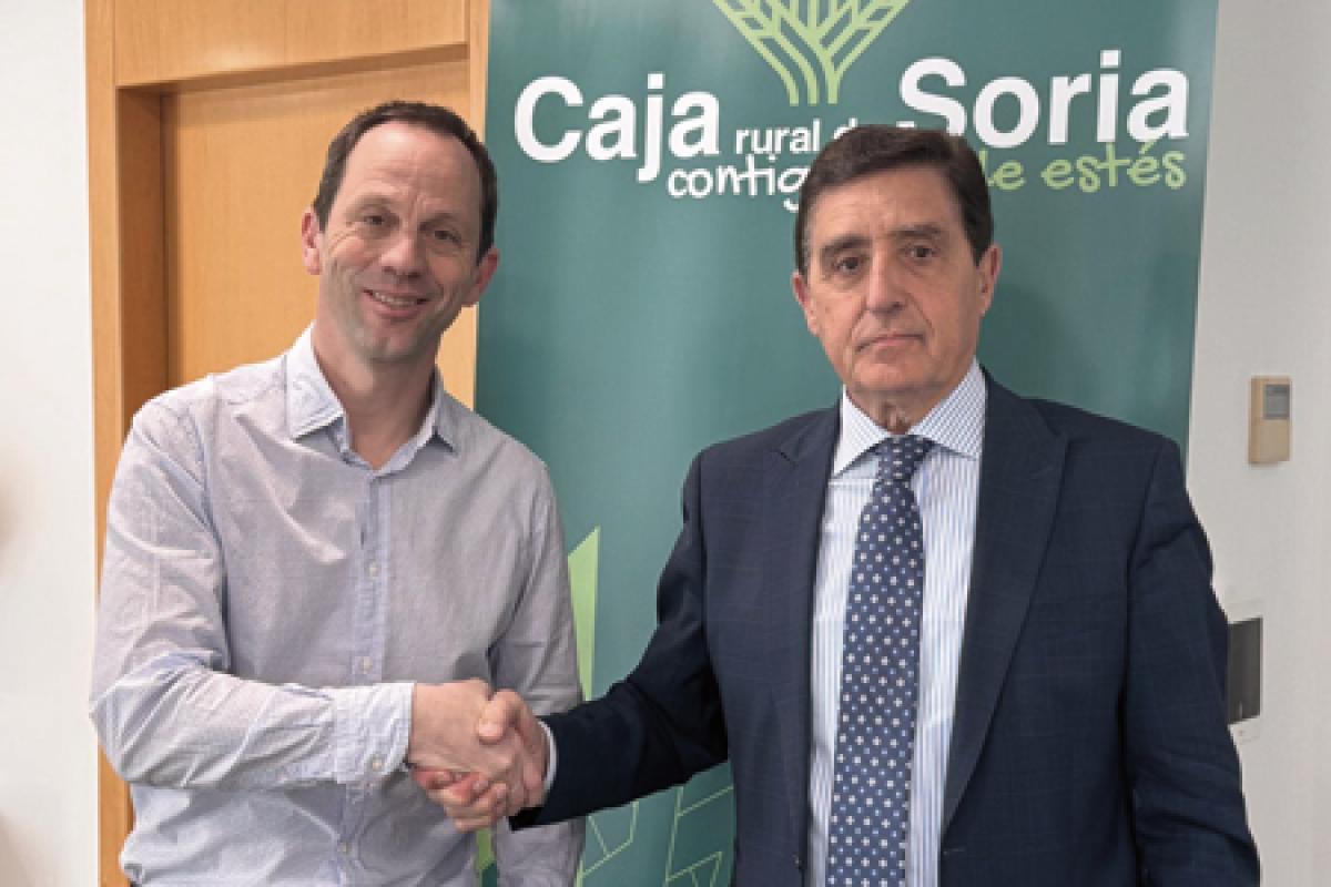 presidente de Caja Rural de Soria, Carlos Martínez Izquierdo, y el presidente del club, Rodrigo Gómez se estrechan la mano