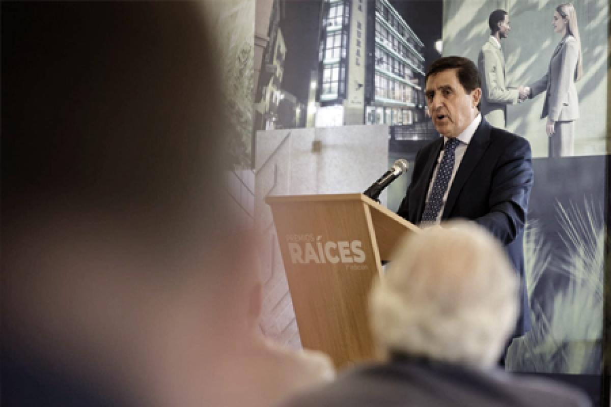 Carlos Martínez Izquierdo, Presidente de Caja Rural de Soria, está dando un discurso en un atril donde se lee 1º Premios RAÍCES