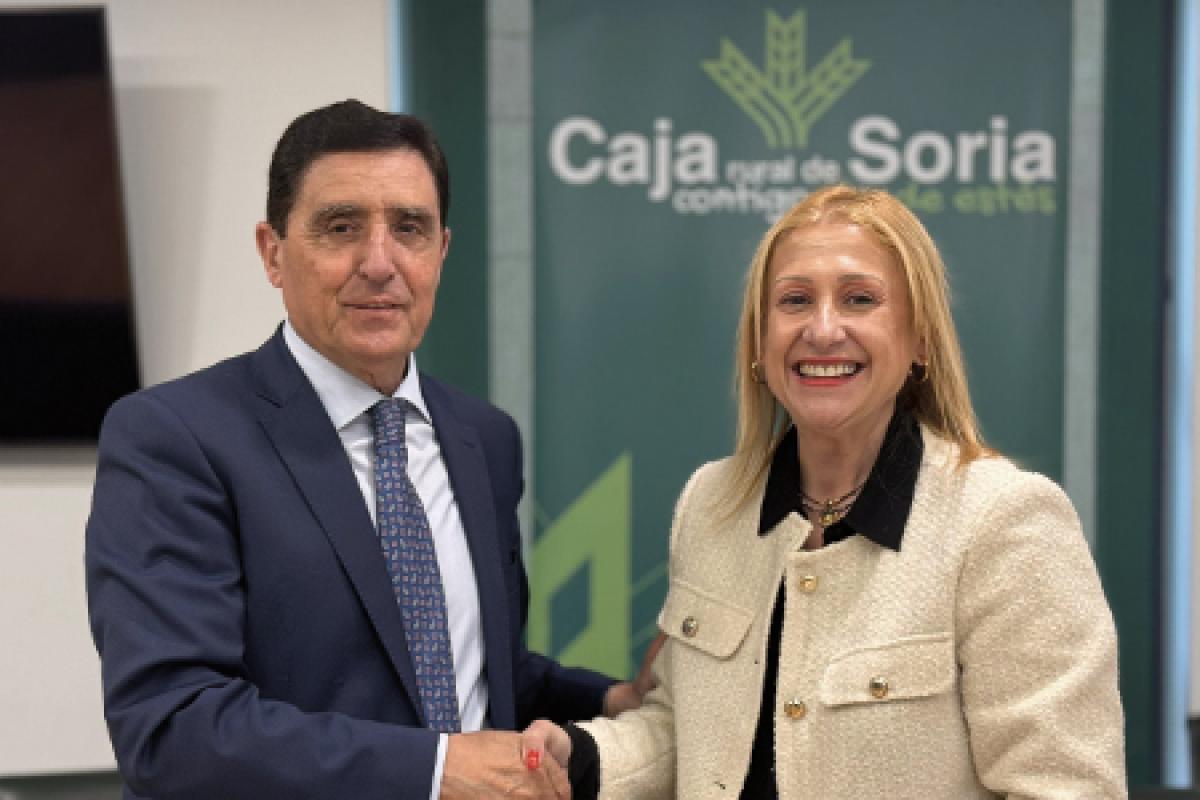 Se estrechan la mano el presidente de Caja Rural de Soria, Carlos Martínez Izquierdo, y la delegada territorial de la Junta de Castilla y León en Soria, Yolanda de Gregorio