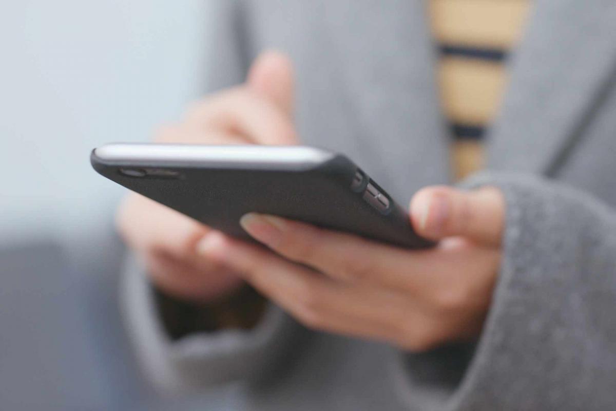 Mujer con un movil Mujer con un movil