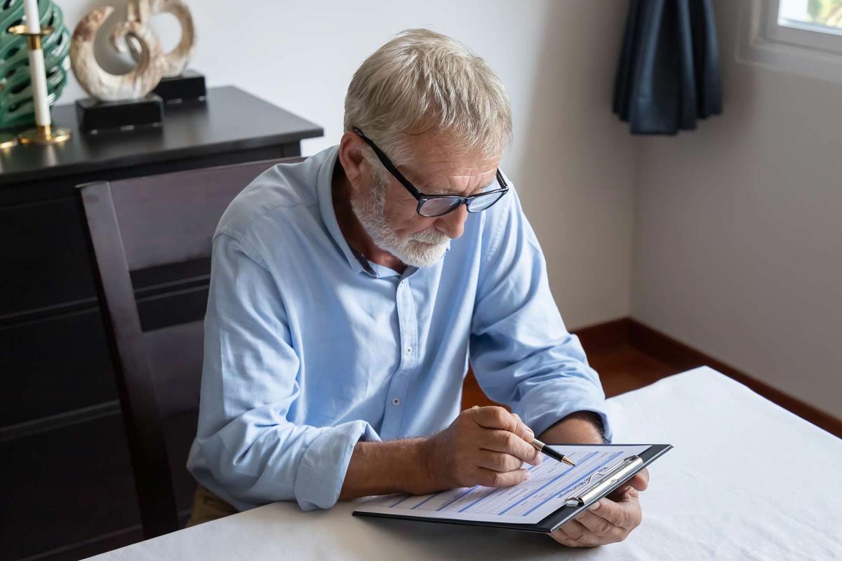 Hombre leyendo un papel Hombre leyendo un papel