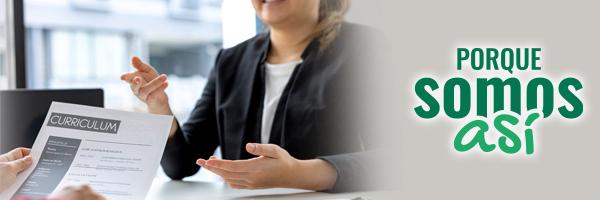 Porque somos Así desempleo - entrevista de trabajo donde se ve un currículum en primer plano