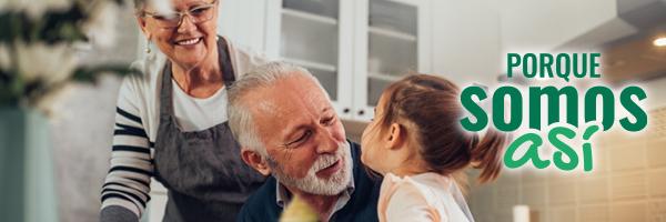 Porque somos Así pensionista - abuelos dando de desayunar a una niña pequeña de unos 2 años