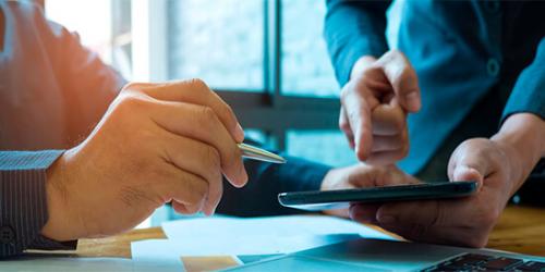 Promoción Publicaciones - Dos manos en la oficina con tablet y móvil Promoción Publicaciones - Dos manos en la oficina con tablet y móvil