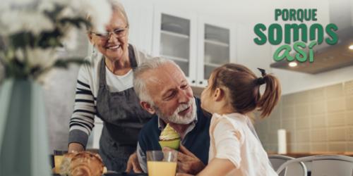 Promoción Porque Somos así su cuenta vinculada sin comisiones ¿Cómo conseguirla? - Pensionistas - Promoción Porque Somos así - Pensionistas, abuelos, dándole a su nieta, niña, un cup cake, magdalena con frosting verde.