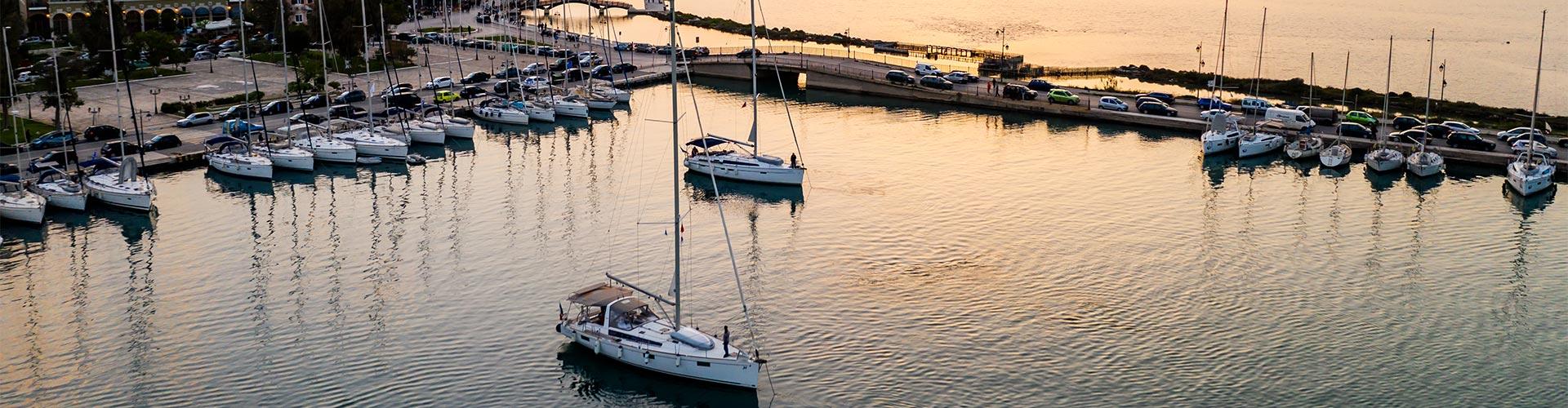 Seguro de Embarcaciones de Recreo - Embarcadero con barcos y veleros atracados junto al mar Seguro de Embarcaciones de Recreo - Embarcadero con barcos y veleros atracados junto al mar